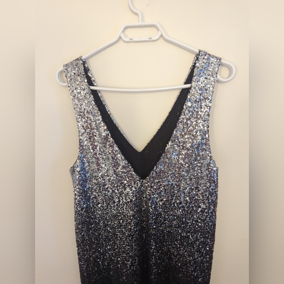 Sequin V-neck party dress - Picture 3 of 3